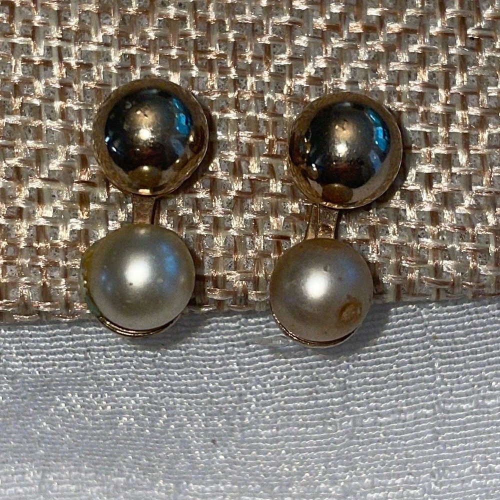 Vintage gold tone round metal ball pearl bead drop screw back post earrings
